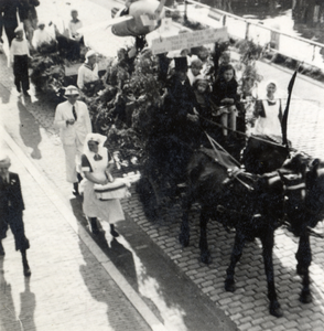 805475 Afbeelding van een groep in de historisch-allegorische en reclame optocht ter gelegenheid van Koninginnedag, op ...